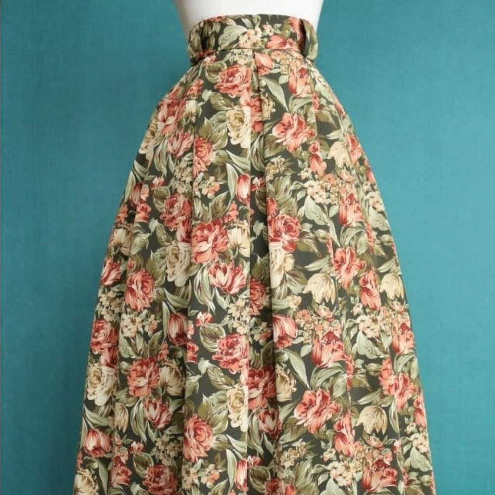 Beautiful vintage floral dress - waist 26”